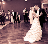  Fotografowanie ceremoni ślubnej, sesja zdjęciowa w plenerze oraz ok. 1,5 godz. fotografowania na weselu.